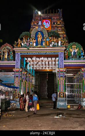 Swamimalai Murugan Tempel (Arulmigu Swaminatha Swamy Tempel) befindet sich in Swamimalai, Tamil Nadu, Indien. Dieser alte Hindu-Tempel, der Lord Murugan gewidmet ist, ist der vierte Aufenthaltsort von Murugan unter sechs Wohnorten (Arupadaiveedugal) von Lord Murugan. Laut einer hinduistischen Legende lobte Muruga, der Sohn Shivas, an diesem Ort seinem Vater die Bedeutung des Pranava Mantra (Om) und erhielt damit den Namen Swaminathaswamy. Es wird angenommen, dass der Tempel aus der Sangam-Zeit aus dem 2.. Jahrhundert v. Chr. existiert und von Parantaka Chola I modifiziert und wieder aufgebaut wurde. Der Tempel wurde stark beschädigt Stockfoto