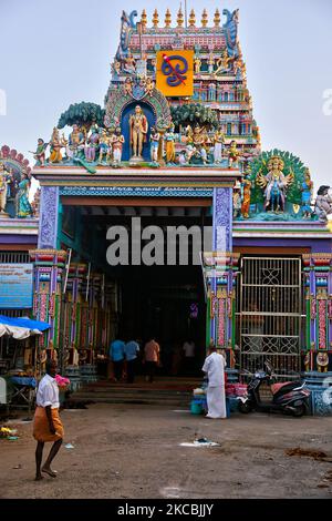 Swamimalai Murugan Tempel (Arulmigu Swaminatha Swamy Tempel) befindet sich in Swamimalai, Tamil Nadu, Indien. Dieser alte Hindu-Tempel, der Lord Murugan gewidmet ist, ist der vierte Aufenthaltsort von Murugan unter sechs Wohnorten (Arupadaiveedugal) von Lord Murugan. Laut einer hinduistischen Legende lobte Muruga, der Sohn Shivas, an diesem Ort seinem Vater die Bedeutung des Pranava Mantra (Om) und erhielt damit den Namen Swaminathaswamy. Es wird angenommen, dass der Tempel aus der Sangam-Zeit aus dem 2.. Jahrhundert v. Chr. existiert und von Parantaka Chola I modifiziert und wieder aufgebaut wurde. Der Tempel wurde stark beschädigt Stockfoto