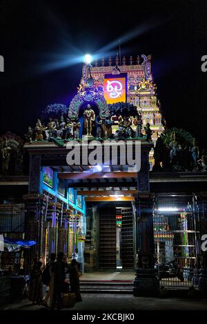 Swamimalai Murugan Tempel (Arulmigu Swaminatha Swamy Tempel) befindet sich in Swamimalai, Tamil Nadu, Indien. Dieser alte Hindu-Tempel, der Lord Murugan gewidmet ist, ist der vierte Aufenthaltsort von Murugan unter sechs Wohnorten (Arupadaiveedugal) von Lord Murugan. Laut einer hinduistischen Legende lobte Muruga, der Sohn Shivas, an diesem Ort seinem Vater die Bedeutung des Pranava Mantra (Om) und erhielt damit den Namen Swaminathaswamy. Es wird angenommen, dass der Tempel aus der Sangam-Zeit aus dem 2.. Jahrhundert v. Chr. existiert und von Parantaka Chola I modifiziert und wieder aufgebaut wurde. Der Tempel wurde stark beschädigt Stockfoto