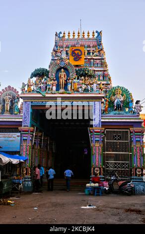 Swamimalai Murugan Tempel (Arulmigu Swaminatha Swamy Tempel) befindet sich in Swamimalai, Tamil Nadu, Indien. Dieser alte Hindu-Tempel, der Lord Murugan gewidmet ist, ist der vierte Aufenthaltsort von Murugan unter sechs Wohnorten (Arupadaiveedugal) von Lord Murugan. Laut einer hinduistischen Legende lobte Muruga, der Sohn Shivas, an diesem Ort seinem Vater die Bedeutung des Pranava Mantra (Om) und erhielt damit den Namen Swaminathaswamy. Es wird angenommen, dass der Tempel aus der Sangam-Zeit aus dem 2.. Jahrhundert v. Chr. existiert und von Parantaka Chola I modifiziert und wieder aufgebaut wurde. Der Tempel wurde stark beschädigt Stockfoto