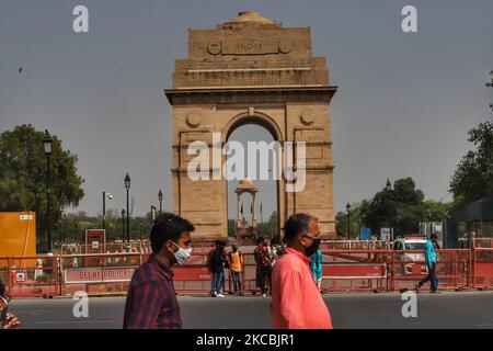 Besucher mit Gesichtsmaske laufen am 27. März 2021 in der Nähe des India Gate in Neu-Delhi, Indien. Delhi brach am Samstag einige Covid-19-Rekorde und meldete seinen höchsten täglichen Anstieg bei den Covid-19-Fällen seit Dezember 15, die höchste tägliche Todesrate seit Januar 23 und weist derzeit auch die höchsten aktiven Fälle seit Dezember 27 auf. (Foto von Nasir Kachroo/NurPhoto) Stockfoto