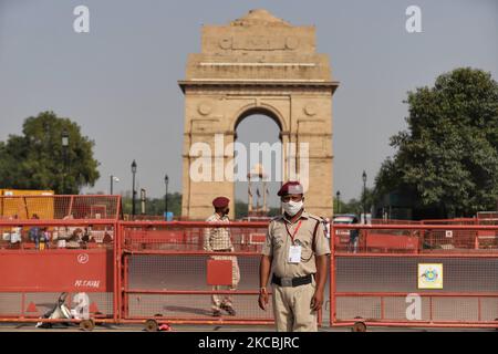 Ein Sicherheitspersonal steht am 27. März 2021 in der Nähe des India Gate in Neu-Delhi, Indien, auf der Wache. Delhi brach am Samstag einige Covid-19-Rekorde und meldete seinen höchsten täglichen Anstieg bei den Covid-19-Fällen seit Dezember 15, die höchste tägliche Todesrate seit Januar 23 und weist derzeit auch die höchsten aktiven Fälle seit Dezember 27 auf. (Foto von Nasir Kachroo/NurPhoto) Stockfoto