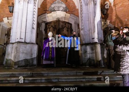 Am 26. März 2021 segnet ein Priester die Gläubigen in der St.-Joseph-Kathedrale zu Beginn des Extremen Kreuzweges in Krakau, Polen. Das Osterfest beginnt mit einer Messe am Abend. In der Nacht und in der Stille, meist in einer Entfernung von etwa 40 Kilometern, wandern die Teilnehmer dann mit einer Meditation über die vierzehn Stationen der Passion Jesu und der Kreuzigung zu ihrem Ziel. Ostern ist ein wichtiger religiöser Feiertag in Polen, einem katholischen europäischen Land. (Foto von Dominika Zarzycka/NurPhoto) Stockfoto