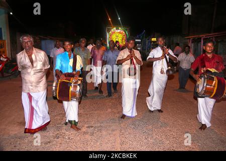 Tamilische Hindu-Musiker, die Nadaswaram und Thavil spielen, begleiten ein Idol von Lord Ganesha (Lord Ganesh) durch die Straßen während des Festivals von Ganesh Chaturthi in Patteeswaram, Tamil Nadu, Indien. Ganesh Chaturtti (auch bekannt als Vinayaka Chaturtti) ist ein hinduistisches Fest, das die Ankunft von Ganesh von Kailash Parvat mit seiner Mutter Göttin Parvati auf die Erde feiert. (Foto von Creative Touch Imaging Ltd./NurPhoto) Stockfoto