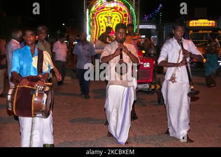 Tamilische Hindu-Musiker, die Nadaswaram und Thavil spielen, begleiten ein Idol von Lord Ganesha (Lord Ganesh) durch die Straßen während des Festivals von Ganesh Chaturthi in Patteeswaram, Tamil Nadu, Indien. Ganesh Chaturtti (auch bekannt als Vinayaka Chaturtti) ist ein hinduistisches Fest, das die Ankunft von Ganesh von Kailash Parvat mit seiner Mutter Göttin Parvati auf die Erde feiert. (Foto von Creative Touch Imaging Ltd./NurPhoto) Stockfoto