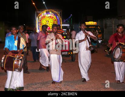 Tamilische Hindu-Musiker, die Nadaswaram und Thavil spielen, begleiten ein Idol von Lord Ganesha (Lord Ganesh) durch die Straßen während des Festivals von Ganesh Chaturthi in Patteeswaram, Tamil Nadu, Indien. Ganesh Chaturtti (auch bekannt als Vinayaka Chaturtti) ist ein hinduistisches Fest, das die Ankunft von Ganesh von Kailash Parvat mit seiner Mutter Göttin Parvati auf die Erde feiert. (Foto von Creative Touch Imaging Ltd./NurPhoto) Stockfoto