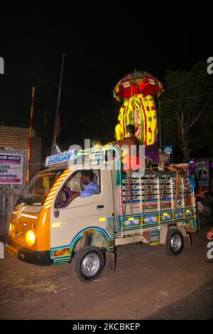 Tamilische Hindu-Anhänger eskortieren ein Idol von Lord Ganesha (Lord Ganesh) durch die Straßen während des Festivals von Ganesh Chaturthen in Patteeswaram, Tamil Nadu, Indien. Ganesh Chaturtti (auch bekannt als Vinayaka Chaturtti) ist ein hinduistisches Fest, das die Ankunft von Ganesh von Kailash Parvat mit seiner Mutter Göttin Parvati auf die Erde feiert. (Foto von Creative Touch Imaging Ltd./NurPhoto) Stockfoto