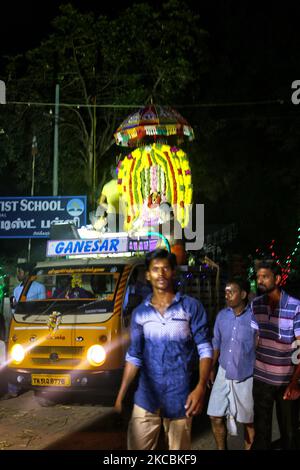 Tamilische Hindu-Anhänger eskortieren ein Idol von Lord Ganesha (Lord Ganesh) durch die Straßen während des Festivals von Ganesh Chaturthen in Patteeswaram, Tamil Nadu, Indien. Ganesh Chaturtti (auch bekannt als Vinayaka Chaturtti) ist ein hinduistisches Fest, das die Ankunft von Ganesh von Kailash Parvat mit seiner Mutter Göttin Parvati auf die Erde feiert. (Foto von Creative Touch Imaging Ltd./NurPhoto) Stockfoto