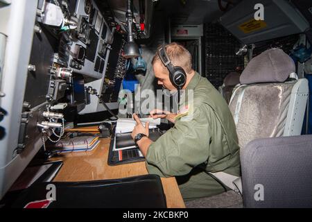 Ein Boombetreiber, der Papierkram an Bord einer US Air Force KC-135R vorbereitet. Stockfoto