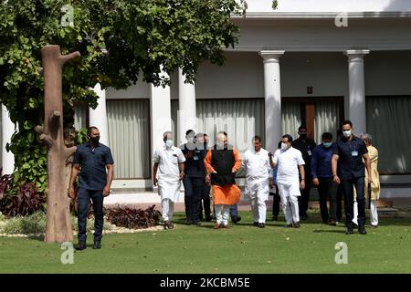 Der Innenminister der Union, Amit Shah, kommt nach der ersten Phase der Parlamentswahlen in Westbengalen und Assam in seinem Wohnsitz in Neu-Delhi, Indien, am 28. März 2021, zu Medienvertretern. (Foto von Mayank Makhija/NurPhoto) Stockfoto