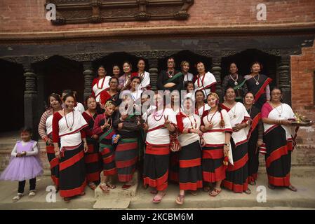 Ein Gruppenfoto von nepalesischen Menschen in traditioneller Kleidung während der Holi- oder Fagu-Purnima-Feierlichkeiten, den Farbfestivals in Kirtipur, Kathmandu, Nepal, am Sonntag, den 28. März 2021. Die Menschen feiern Holi in ganz Nepal sowie in Indien. (Foto von Narayan Maharjan/NurPhoto) Stockfoto