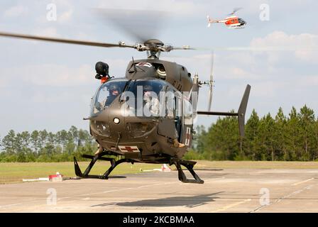 Ein UH-72A-Hubschrauber kommt in Florala, Alabama, an, um zu tanken. Stockfoto