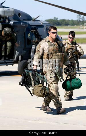 Parajumpers mit ihrer Ausrüstung nach dem Aussteigen aus ihrem HH-60G Pave Hawk. Stockfoto