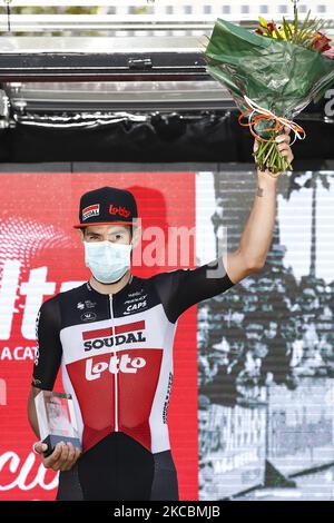 142 Thomas De Gendt aus Belgien von Lotto Soudal feiert ihren Etappensieg auf dem Podium während der 100. Volta Ciclista a Catalunya 2021, Etappe 7 von Barcelona nach Barcelona. Am 28. März 2021 in Barcelona, Spanien. (Foto von Xavier Bonilla/NurPhoto) Stockfoto