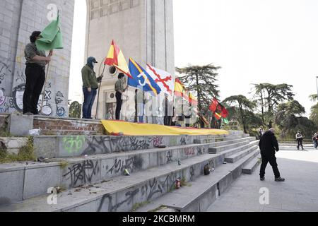 Während einer Versammlung von rechtsgerichteten Anhängern in Arco de la Victoria zum Gedenken an den 82.. Jahrestag des Datums, an dem Franco und andere Rebellen nach dem spanischen Putsch vom 1936. Juli gegen die zweite spanische Republik am 28. März 2021 in Madrid, Spanien, in Madrid einmarschierten. General Francisco Franco Bahamonde war von 1939, nach dem Ende des Spanischen Bürgerkrieges, bis zu seinem Tod 1975 der Diktator Spaniens. (Foto von Oscar Gonzalez/NurPhoto) Stockfoto