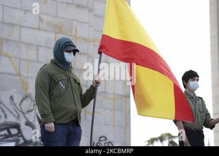 Die spanische Flagge schwingt in der Luft während eines Treffens von rechtsgerichteten Anhängern in Arco de la Victoria zum Gedenken an den 82.. Jahrestag des Einmarschs von Franco und anderen Rebellen nach dem spanischen Putsch vom 1936. Juli gegen die zweite spanische Republik am 28. März 2021 in Madrid, Spanien. General Francisco Franco Bahamonde war von 1939, nach dem Ende des Spanischen Bürgerkrieges, bis zu seinem Tod 1975 der Diktator Spaniens. (Foto von Oscar Gonzalez/NurPhoto) Stockfoto