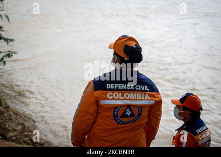 Der Fluss Arauca in Arauquita, Kolumbien, ist am 28. März 2021 der Schauplatz, an dem Familien aus der venezolanischen Gemeinde La Victoria in Flößen mit einigen ihrer Habseligkeiten versuchen, vor Krieg und Tod zu fliehen. Die Situation hat Tausende von Venezolanern in temporären Unterkünften, denen nach und nach die verfügbaren Plätze ausgehen. Hunderte von venezolanern haben inmitten von Schmerz und Unsicherheit einen Exodus in Richtung der Gemeinde Arauquita auf kolumbianischem Gebiet begonnen. (Foto von Vannessa Jimenez G/NurPhoto) Stockfoto