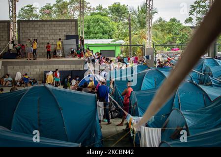 Der Fluss Arauca in Arauquita, Kolumbien, ist am 28. März 2021 der Schauplatz, an dem Familien aus der venezolanischen Gemeinde La Victoria in Flößen mit einigen ihrer Habseligkeiten versuchen, vor Krieg und Tod zu fliehen. Die Situation hat Tausende von Venezolanern in temporären Unterkünften, denen nach und nach die verfügbaren Plätze ausgehen. Hunderte von venezolanern haben inmitten von Schmerz und Unsicherheit einen Exodus in Richtung der Gemeinde Arauquita auf kolumbianischem Gebiet begonnen. (Foto von Vannessa Jimenez G/NurPhoto) Stockfoto