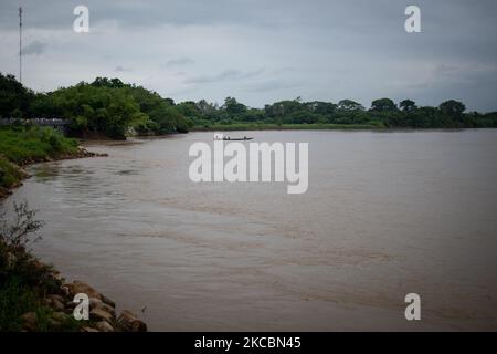 Der Fluss Arauca in Arauquita, Kolumbien, ist am 28. März 2021 der Schauplatz, an dem Familien aus der venezolanischen Gemeinde La Victoria in Flößen mit einigen ihrer Habseligkeiten versuchen, vor Krieg und Tod zu fliehen. Die Situation hat Tausende von Venezolanern in temporären Unterkünften, denen nach und nach die verfügbaren Plätze ausgehen. Hunderte von venezolanern haben inmitten von Schmerz und Unsicherheit einen Exodus in Richtung der Gemeinde Arauquita auf kolumbianischem Gebiet begonnen. (Foto von Vannessa Jimenez G/NurPhoto) Stockfoto