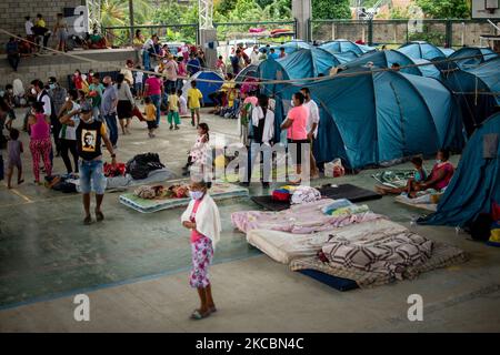 Der Fluss Arauca in Arauquita, Kolumbien, ist am 28. März 2021 der Schauplatz, an dem Familien aus der venezolanischen Gemeinde La Victoria in Flößen mit einigen ihrer Habseligkeiten versuchen, vor Krieg und Tod zu fliehen. Die Situation hat Tausende von Venezolanern in temporären Unterkünften, denen nach und nach die verfügbaren Plätze ausgehen. Hunderte von venezolanern haben inmitten von Schmerz und Unsicherheit einen Exodus in Richtung der Gemeinde Arauquita auf kolumbianischem Gebiet begonnen. (Foto von Vannessa Jimenez G/NurPhoto) Stockfoto