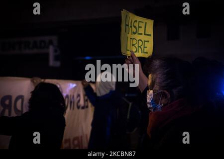 Demonstration für Meinungsfreiheit und Amnestie für Pablo Hasel und den Rest der politischen Gefangenen. Am 20. März 2021 demonstrierten etwa fünfhundert Personen im Zentrum von Barcelona, Spanien, an dem Tag, der einen Monat seit der Inhaftierung von Pablo Hasel steht. Die Demonstration ging friedlich mit einer entfernten Präsenz von Polizeiaufstandskommandos vorüber. Die Sanitarios por la Republica ist eine Gruppe von Freiwilligen, die nach der Unterdrückung des Referendums vom 1. Oktober 2017 gegründet wurde. Seitdem sind sie bei allen Demonstrationen anwesend, um Pflege zu leisten. (Foto von Isidre Garcia Punti/nur Stockfoto