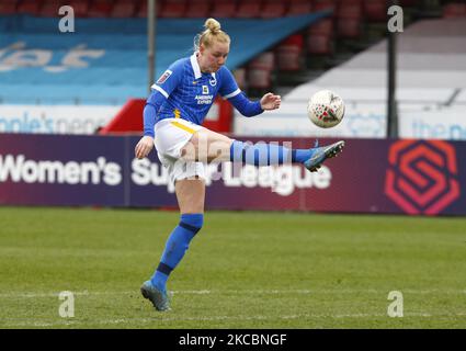 Während des Spiels der Barclays FA Women Super League zwischen Brighton und Hove Albion Women und Everton Women im People's Pension Stadium am 28. März 2021 in Crawley, England (Foto von Action Foto Sport/NurPhoto) Stockfoto