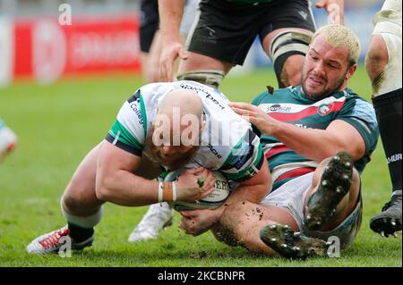 Kyle Cooper aus Newcastle Falcons wird am 28.. März 2021 während des Spiels der Gallagher Premiership zwischen Leicester Tigers und Newcastle Falcons in der Welford Road, Leicester, Engalnd, von Ellis Genge angegangen. (Foto von Chris Lishman/MI News/NurPhoto) Stockfoto