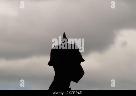 Soldaten der Präsidentengarde nehmen mit ihren traditionellen Armeeuniformen an der Palmsonntagsmesse „Domingo de Ramos“ in der primären Kathedrale von Kolumbien Teil, bei einem Ereignis, das über das Fernsehen übertragen wurde, um massive Versammlungen inmitten der neuartigen Coronavirus-Pandemie in Bogota, Kolumbien, am 28. März 2021 zu verhindern. (Foto von Sebastian Barros/NurPhoto) Stockfoto