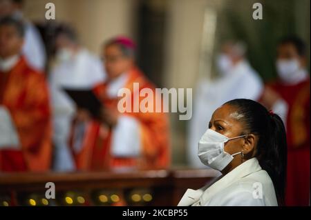 Anhänger nehmen an der Palmsonntag-Messe „Domingo de Ramos“ im Inneren der primären Kathedrale von Kolumbien Teil, bei einer Veranstaltung, die über das Fernsehen übertragen wurde, um massive Versammlungen inmitten der neuartigen Coronavirus-Pandemie am 28. März 2021 in Bogota, Kolumbien, zu verhindern. Die Messe wurde in einer Zeremonie von den Soldaten der Präsidentengarde mit ihren traditionellen Armeeuniformen bewacht. (Foto von Sebastian Barros/NurPhoto) Stockfoto