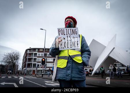 Aktivisten fordern am 28.. März 2021 den Rücktritt der rassistischen Polizei in Rotterdam, Niederlande. Hunderte von Menschen versammelten sich vor einer Polizeiwache in Rotterdam, um den Rücktritt rassistischer Polizei zu fordern. Mehrere Agenten wurden erneut wegen rassistischer Apps in einer Polizei-Appgruppe discretiert. Aufgrund wiederholter Vorfälle und ohne nennenswerte Folgen gingen Aktivisten und linke Politiker auf die Straße, um Gerechtigkeit zu fordern. (Foto von Oscar Brak/NurPhoto) Stockfoto