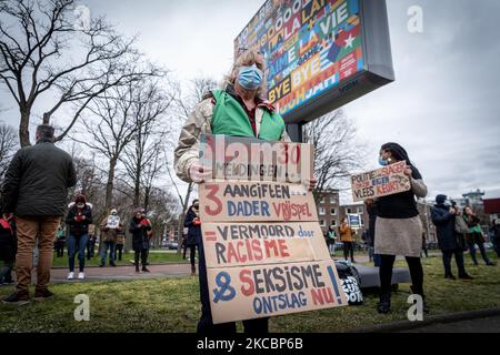 Aktivisten fordern am 28.. März 2021 den Rücktritt der rassistischen Polizei in Rotterdam, Niederlande. Hunderte von Menschen versammelten sich vor einer Polizeiwache in Rotterdam, um den Rücktritt rassistischer Polizei zu fordern. Mehrere Agenten wurden erneut wegen rassistischer Apps in einer Polizei-Appgruppe discretiert. Aufgrund wiederholter Vorfälle und ohne nennenswerte Folgen gingen Aktivisten und linke Politiker auf die Straße, um Gerechtigkeit zu fordern. (Foto von Oscar Brak/NurPhoto) Stockfoto