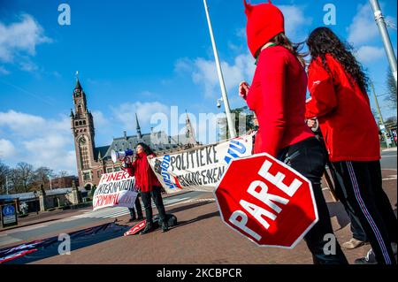 Eine chilenische Frau hält am 29.. März 2021 eine Rede gegen Piñera und die chilenische Polizei während einer Aufführung gegen Piñera vor dem Friedenspalast in Den Haag. (Foto von Romy Arroyo Fernandez/NurPhoto) Stockfoto