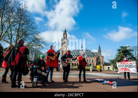 Die chilenischen Bürger unterzeichnen am 29.. März 2021 während einer Aufführung gegen Piñera vor dem Friedenspalast in Den Haag Lieder gegen Piñera und die chilenische Polizei. (Foto von Romy Arroyo Fernandez/NurPhoto) Stockfoto