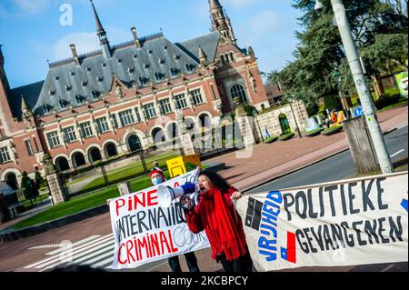 Eine chilenische Frau hält am 29.. März 2021 eine Rede gegen Piñera und die chilenische Polizei während einer Aufführung gegen Piñera vor dem Friedenspalast in Den Haag. (Foto von Romy Arroyo Fernandez/NurPhoto) Stockfoto