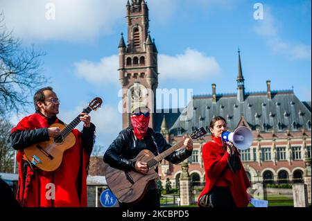 Die chilenischen Bürger unterzeichnen am 29.. März 2021 während einer Aufführung gegen Piñera vor dem Friedenspalast in Den Haag Lieder gegen Piñera und die chilenische Polizei. (Foto von Romy Arroyo Fernandez/NurPhoto) Stockfoto