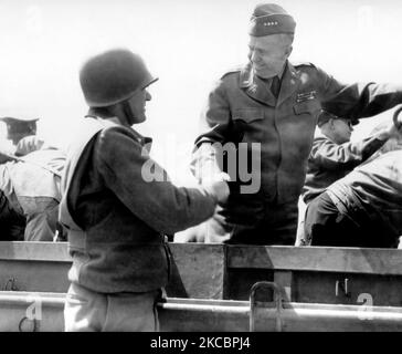 General George Marshall schüttelt sich die Hände mit einem anderen Offizier, Normand Beach, 1944. Stockfoto