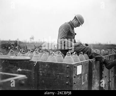 Ein britischer Soldat, der während des Ersten Weltkriegs 1917 eine Panzergarbe aufnahm. Stockfoto