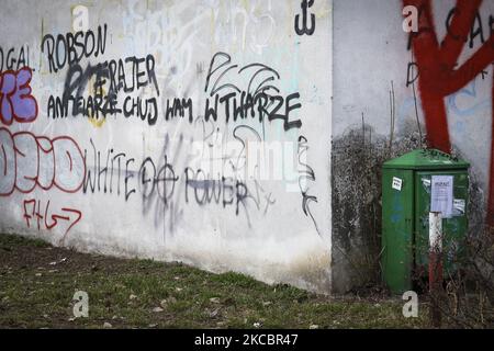 Am 28. März 2021 wird im Wawer-Viertel in Warschau, Polen, die Worte „weiße Macht“ auf eine Wand gesprüht. Organisationen, die Hassreden beobachten, haben einen deutlichen Anstieg der Fälle von Diskriminierung und negativen Einstellungen gegenüber nicht-polnischen Staatsangehörigen, einschließlich Ukrainern, die einen großen Teil der ausländischen Arbeitskräfte bilden, seit dem Aufstieg der konservativen Regierung „Recht und Gerechtigkeit“ (PiS) beobachtet. (Foto von Jaap Arriens/NurPhoto) Stockfoto