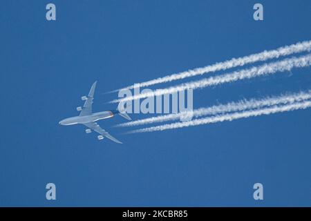 Ein Flugzeug der UPS Boeing 747-8F, das am blauen Himmel über den Niederlanden fliegt. Das überfliegende Jumbo Jet-Flugzeug fährt in großer Höhe und hinterlässt Kondensstreifen, Dampflinien hinter den als Kondensstreifen bekannten 4-Jet-Triebwerken ist eine Frachtausgabe der legendären Queen of the Skies, der Boeing 747. Das Flugzeug fliegt von Louisville SDF, dem Basis- und Schifffahrtszentrum der Fluggesellschaft, nach Köln CGN in Deutschland. UPS Airlines, eine Frachtfluggesellschaft, ist Teil von UPS United Parcel Service ist ein US-amerikanisches multinationales Unternehmen für Paketzustellung und Supply Chain Management. Während des Covid-19 Coronavirus-Pandem Stockfoto