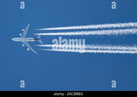 Ein Flugzeug der UPS Boeing 747-8F, das am blauen Himmel über den Niederlanden fliegt. Das überfliegende Jumbo Jet-Flugzeug fährt in großer Höhe und hinterlässt Kondensstreifen, Dampflinien hinter den als Kondensstreifen bekannten 4-Jet-Triebwerken ist eine Frachtausgabe der legendären Queen of the Skies, der Boeing 747. Das Flugzeug fliegt von Louisville SDF, dem Basis- und Schifffahrtszentrum der Fluggesellschaft, nach Köln CGN in Deutschland. UPS Airlines, eine Frachtfluggesellschaft, ist Teil von UPS United Parcel Service ist ein US-amerikanisches multinationales Unternehmen für Paketzustellung und Supply Chain Management. Während des Covid-19 Coronavirus-Pandem Stockfoto