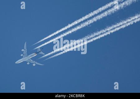 Ein Flugzeug der UPS Boeing 747-8F, das am blauen Himmel über den Niederlanden fliegt. Das überfliegende Jumbo Jet-Flugzeug fährt in großer Höhe und hinterlässt Kondensstreifen, Dampflinien hinter den als Kondensstreifen bekannten 4-Jet-Triebwerken ist eine Frachtausgabe der legendären Queen of the Skies, der Boeing 747. Das Flugzeug fliegt von Louisville SDF, dem Basis- und Schifffahrtszentrum der Fluggesellschaft, nach Köln CGN in Deutschland. UPS Airlines, eine Frachtfluggesellschaft, ist Teil von UPS United Parcel Service ist ein US-amerikanisches multinationales Unternehmen für Paketzustellung und Supply Chain Management. Während des Covid-19 Coronavirus-Pandem Stockfoto