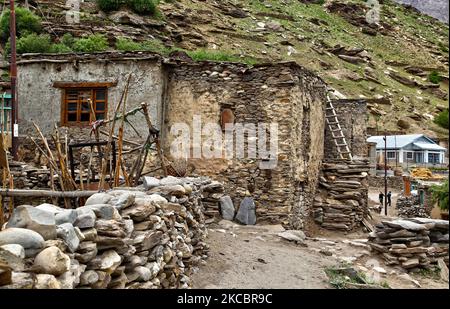 Alte muslimische Häuser, die hoch im Himalaya im Parkachik Village in Zanskar, Ladakh, Jammu und Kaschmir, Indien, mit Steinen erbaut wurden. (Foto von Creative Touch Imaging Ltd./NurPhoto) Stockfoto