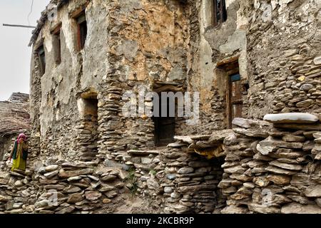 Alte muslimische Häuser, die hoch im Himalaya im Parkachik Village in Zanskar, Ladakh, Jammu und Kaschmir, Indien, mit Steinen erbaut wurden. (Foto von Creative Touch Imaging Ltd./NurPhoto) Stockfoto