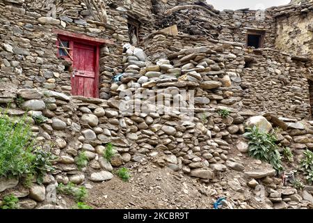 Alte muslimische Häuser, die hoch im Himalaya im Parkachik Village in Zanskar, Ladakh, Jammu und Kaschmir, Indien, mit Steinen erbaut wurden. (Foto von Creative Touch Imaging Ltd./NurPhoto) Stockfoto