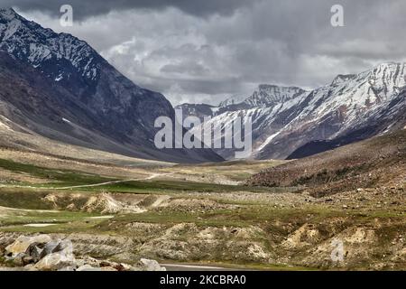 Himalaya-Berge umgeben ein abgelegenes Tal in Zanskar, Ladakh, Jammu und Kaschmir, Indien. (Foto von Creative Touch Imaging Ltd./NurPhoto) Stockfoto