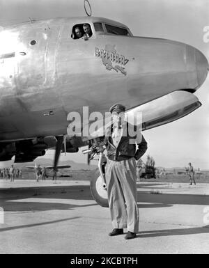 General Douglas MacArthur posiert während des Koreakrieges vor seinem C-54 Skymaster-Flugzeug. Stockfoto