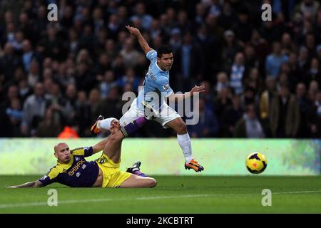 Sergio Aguero von Manchester City während der Manchester City gegen Swansea City Barclays Premier League. 01/12/2013 Jonjo Shelvey von Swansea und Sergio Agero von Manchester City während der Barclays Premier League zwischen Manchester City und Swansea City am Sonntag, 1. 2013. Dezember, im Etihad Stadium in Manchester (Foto by MI News/NurPhoto) Stockfoto