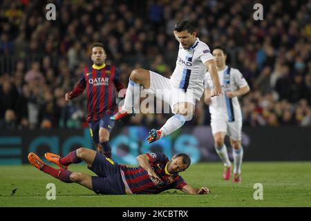 Sergio Aguero von Manchester City während der UEFA Champions League-Runde des FC Barcelona gegen Manchester City im Jahr 16. 12/03/2014 Javier Mascherano von Barcelona tackt gegen Sergio Aguero während der UEFA Champions League- Runde des Spiels 16 zwischen dem FC Barcelona und Manchester City im Camp Nou Stadium in Barcelona Spanien am Mittwoch, den 12. 2014. März, akkreditiert durch Media Image Ltd. FA. Premier League Lizenz Nr. PL13/14/P4462 Football League Lizenz Nr.: FLGE13/14/P4462 Football Conference Lizenz Nr.: PCONF128/13 Tel +44(0)7974 568 859.email andi@mediaimage.ltd.uk, 16 Bowness Avenue, Cheadle Hulme. Stockport. SK Stockfoto