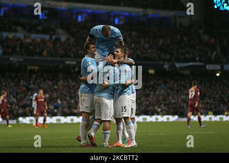 Sergio Aguero von Manchester City während des FA Cup mit Budweiser gegen Watford FC Manchester City. 25/01/2014 Manchester City Spieler feiern, nachdem Sergio Agero sein drittes Tor erzielt hat, um City während des FA Cup mit Budweiser Fourth Round Match zwischen Manchester City & Watford FC im Etihad Stadium in Manchester am Samstag, den 25. 2014. Januar, eine Führung von 4-2 zu geben. Premier League Lizenz Nr. PL13/14/P4462 Football League Lizenz Nr.: FLGE13/14/P4462 Football Conference Lizenz Nr.: PCONF128/13 Tel +44(0)7974 568 859.email andi@mediaimage.ltd.uk, 16 Bowness Avenue, CH Stockfoto