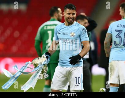 Sergio Aguero aus Manchester City mit dem Caraboa Cup nach dem Carabao Cup-Spiel zwischen Arsenal und Manchester City im Wembley Stadium, London, am Sonntag, 25.. Februar 2018. (Kredit: Leila Coker | MI News & Sport Ltd) MI News & Sport Ltd Tel: +44 7752 571576 E-Mail: markf@mediaimage.co.uk Adresse: 1 Victoria Grove, Stockton on Tees, TS19 7EL (Foto von MI News/NurPhoto) Stockfoto